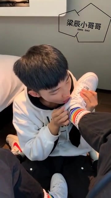Chinese cute boy worship his master socks then give a head