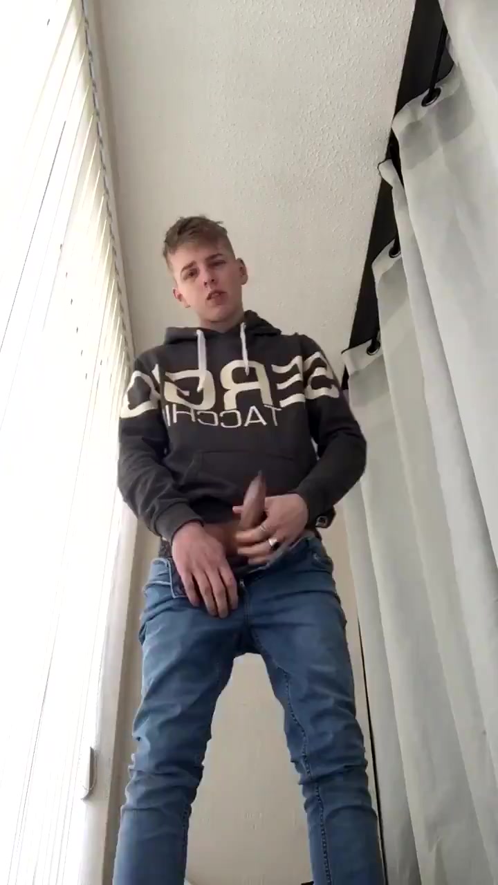 HOT TWINK STROKING HIS DICK FOR CAM