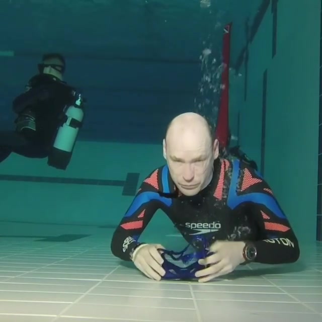 Taking his mask off underwater
