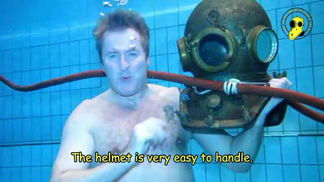 Dutch divers : Taking helmet off underwater