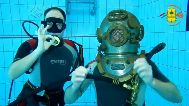 Dutch divers : Taking helmet off underwater again