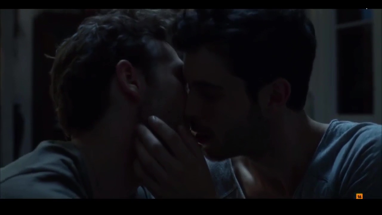 Str8 curious guy kiss his gay friend to get him hot