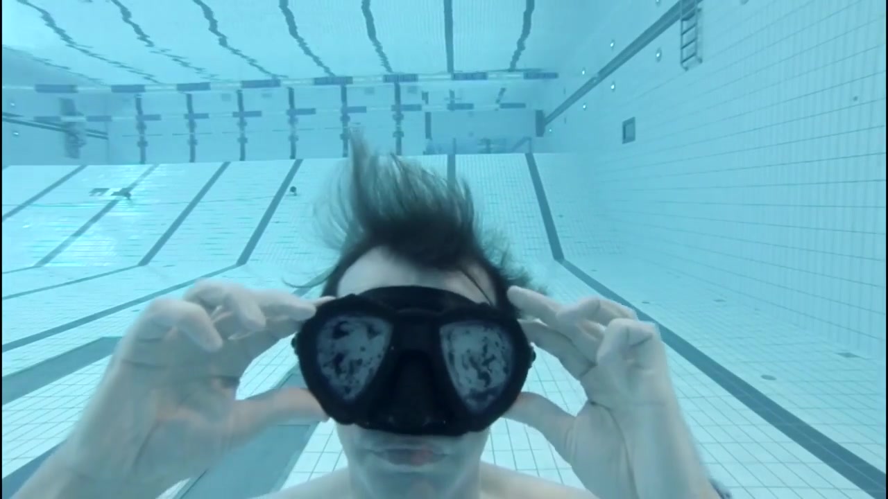 How to put on a mask while breatholding underwater