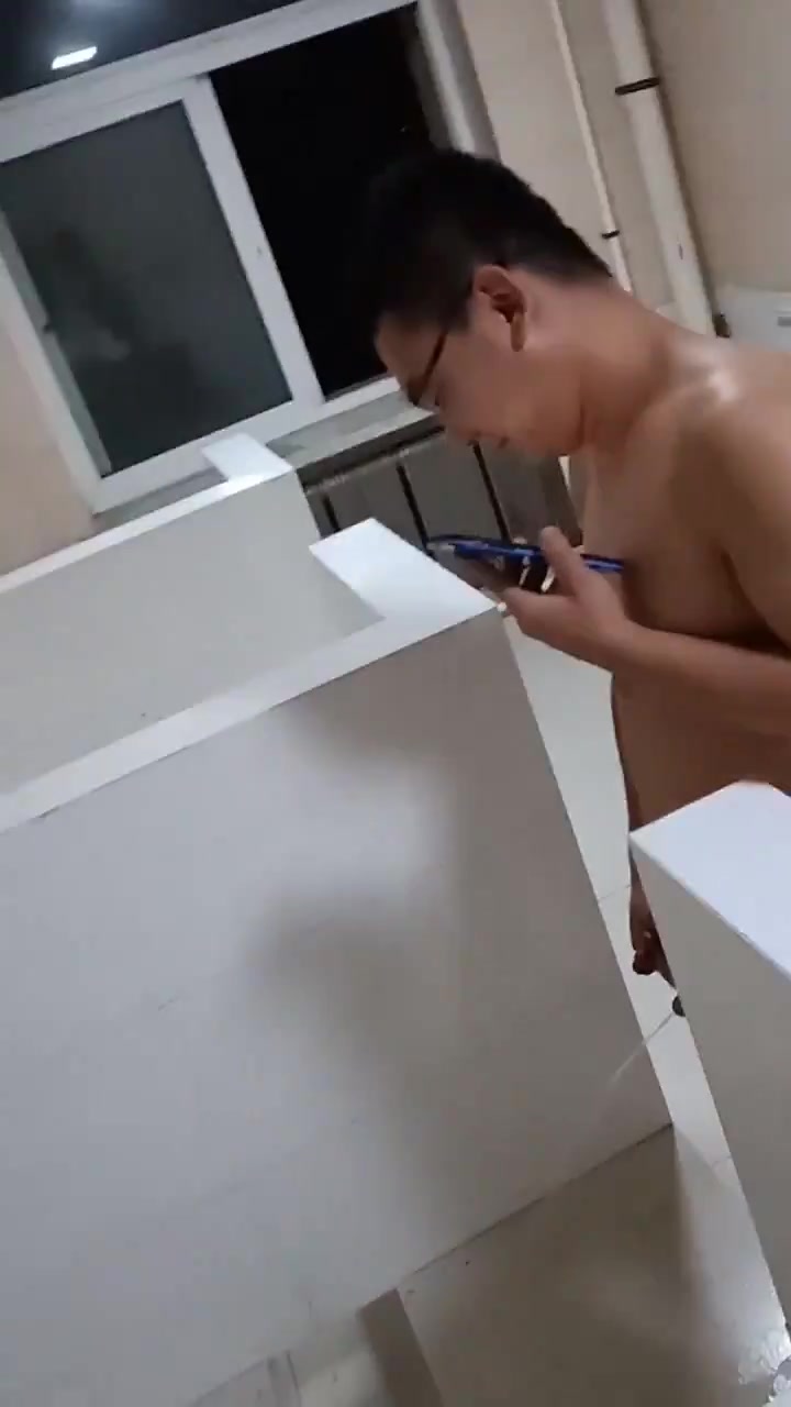 ASIAN CHUBBY PISSING IN TOILET