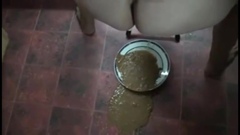 MILF drops some hot poop soup