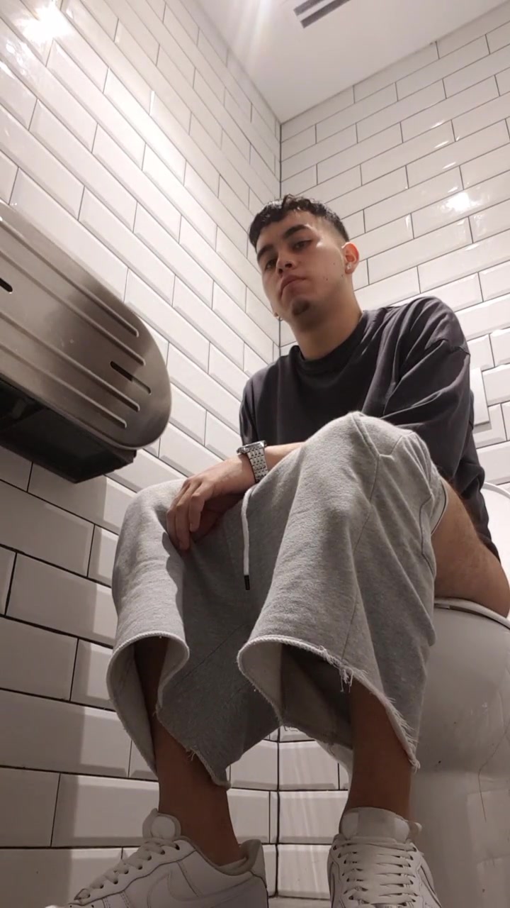 toilet bv 29- Sexy circumsised guy
