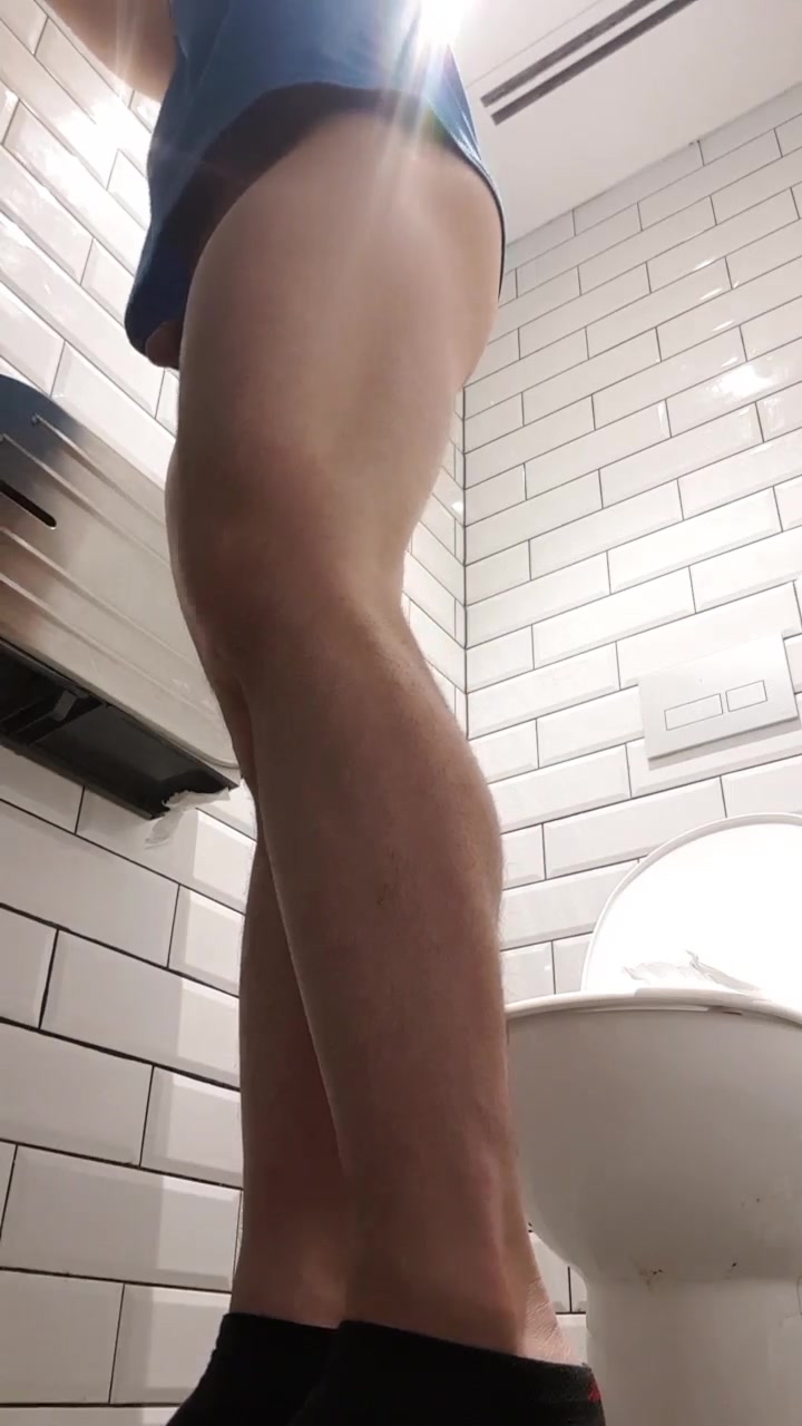 toilet bv 31- Athletic Asian Show off