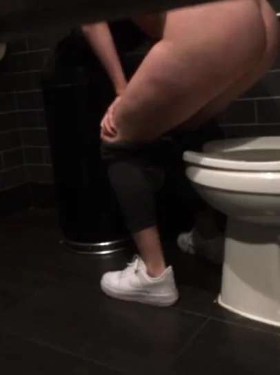 toilet voyeur pissing hd