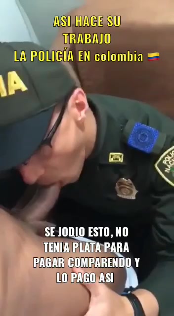 Policia mamando