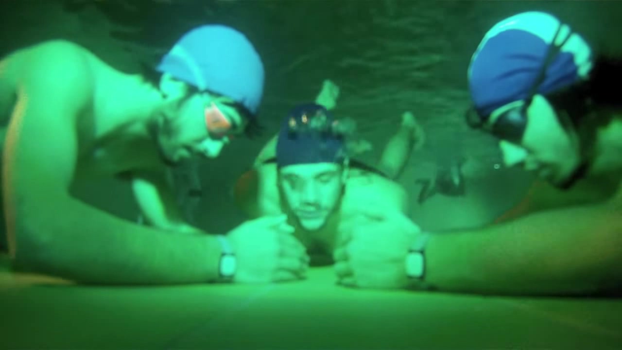 Underwater breatholding buddies with swimcap