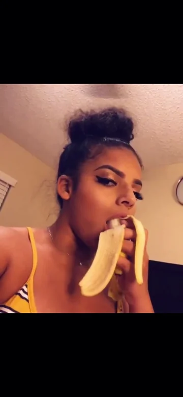 Big Soft Tits Banana - She sucks banana with big tong!! - ThisVid.com em inglÃªs