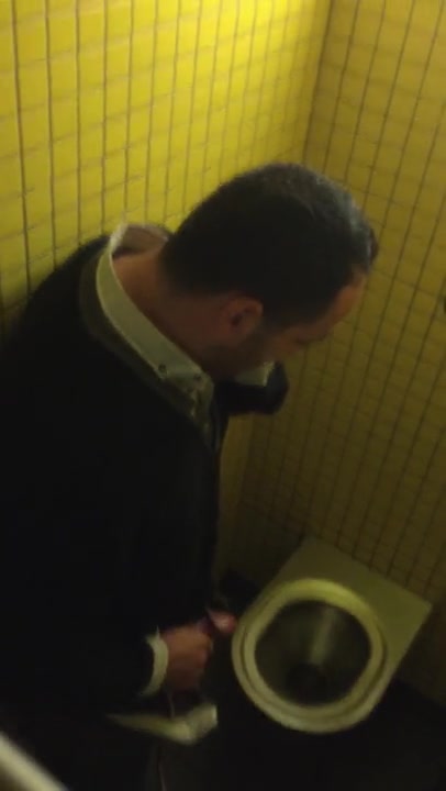 Spy str8 wanking on the phone