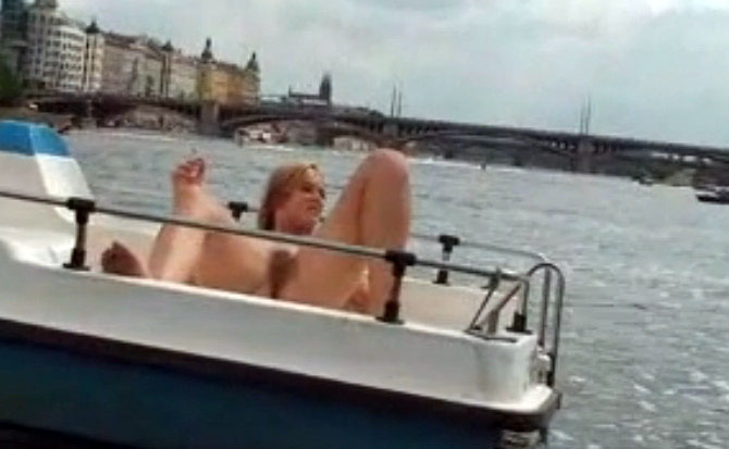 Public nudity is not forbidden in a sea