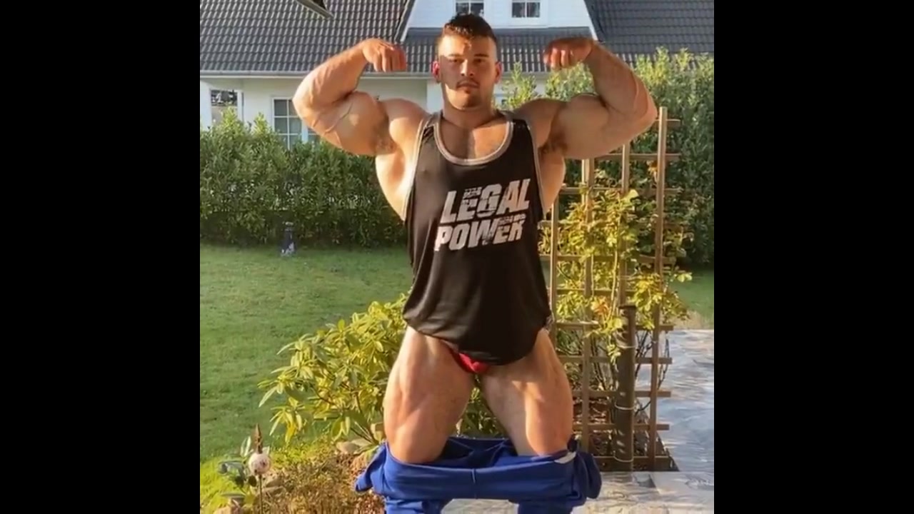 Huge strong Musclemonster Posing