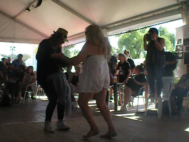 Martine danse toute nue sosu la mini