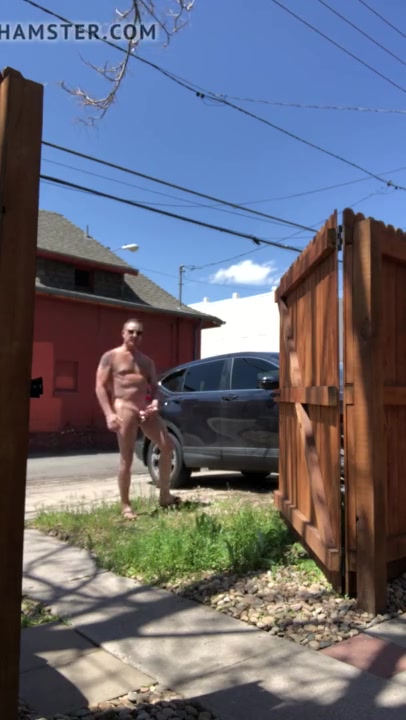 Exhibitionist daddy in the alley