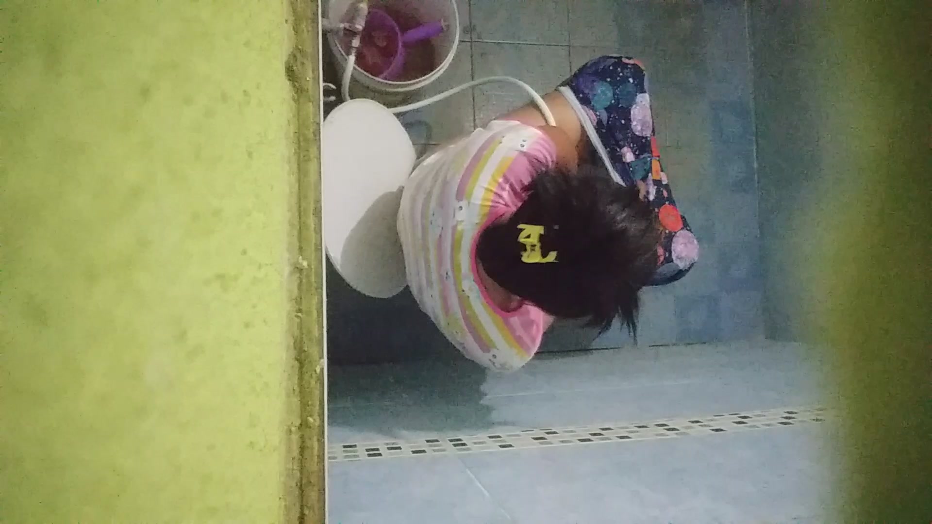 thai girl poop2