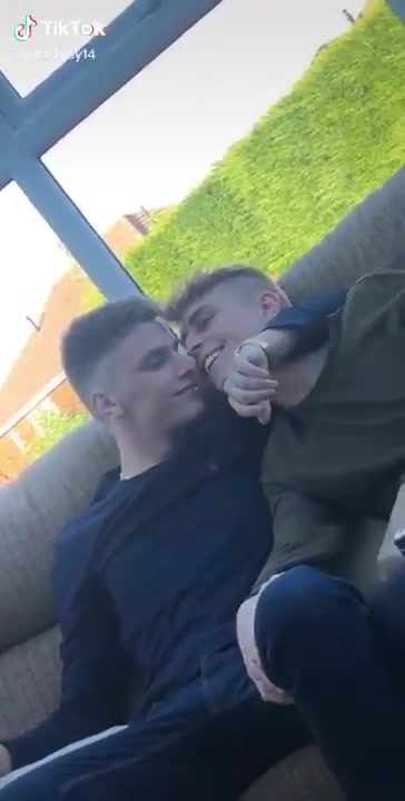 TWO STR8 GUYS KISSING SNAPCHAT