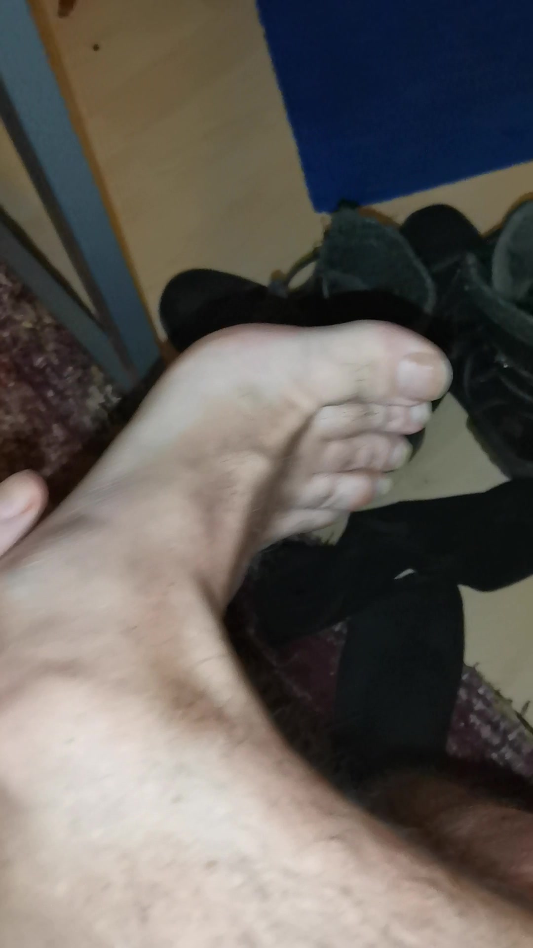 taking off socks and pissing feet with old long nails