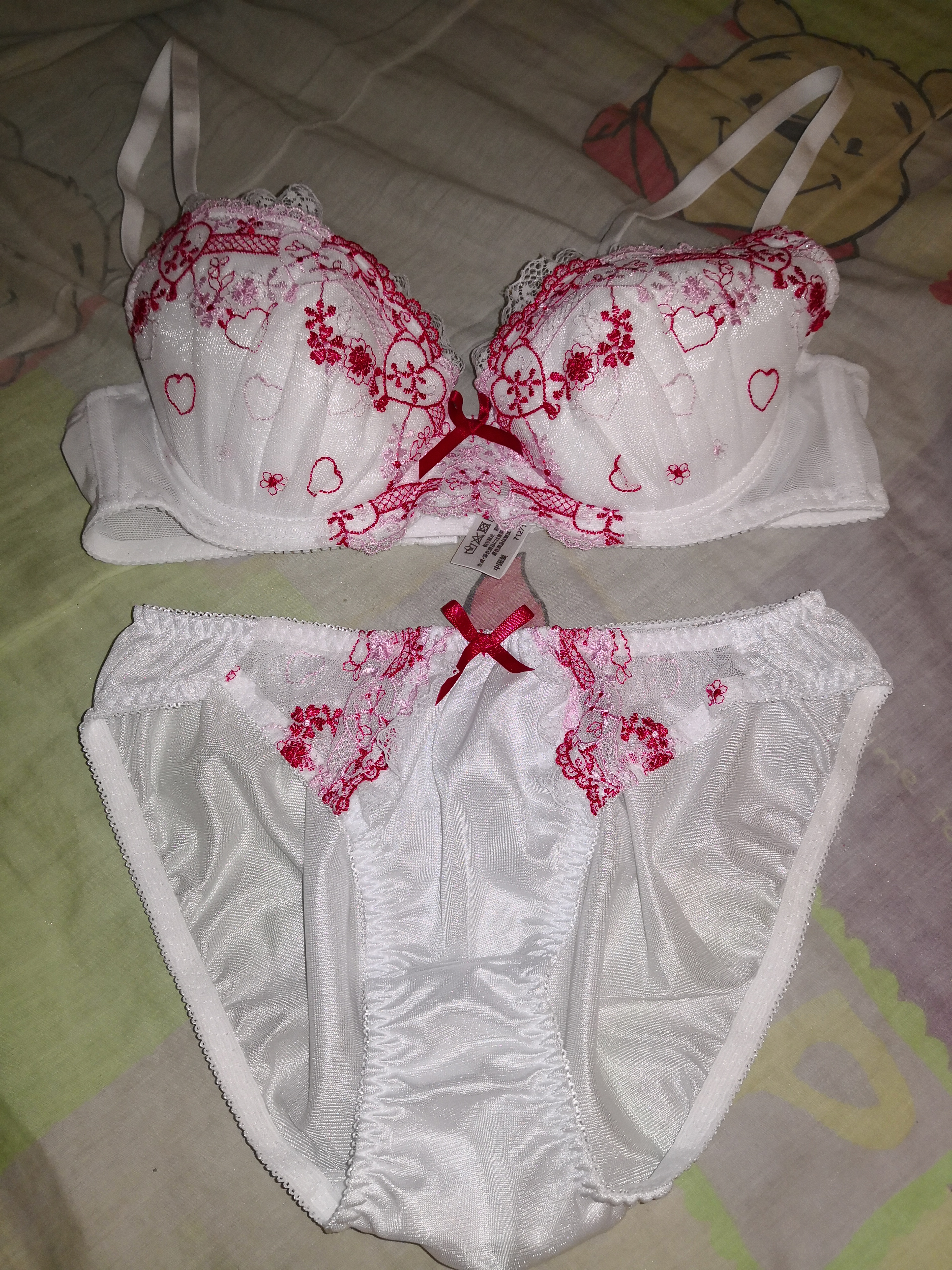 A LOVELY JAPAN WHITE FLOWER EMBROIDERY PANTY WHEN WAS NEW AND CLEANING.