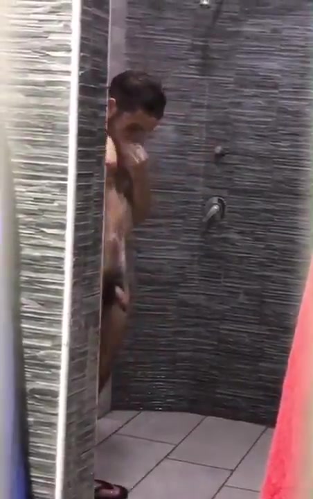 SPYING HOT GUYS IN THE SHOWER 2