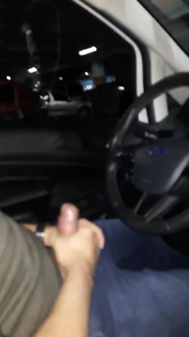 Gozando no estacionamento