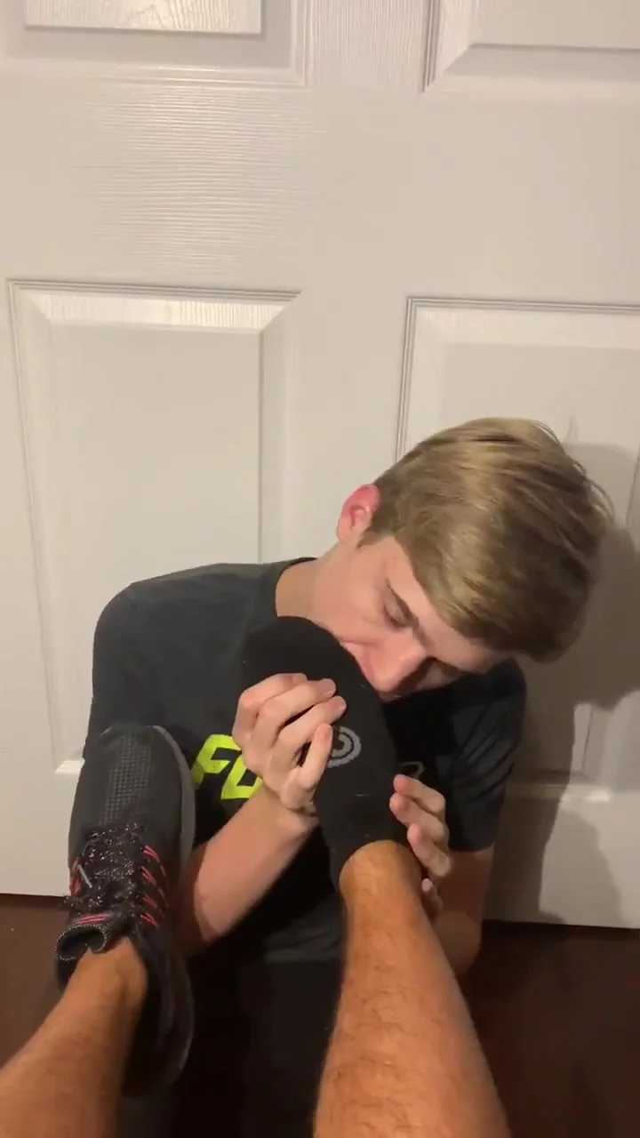 18 yo worships step bro feet - ThisVid.com