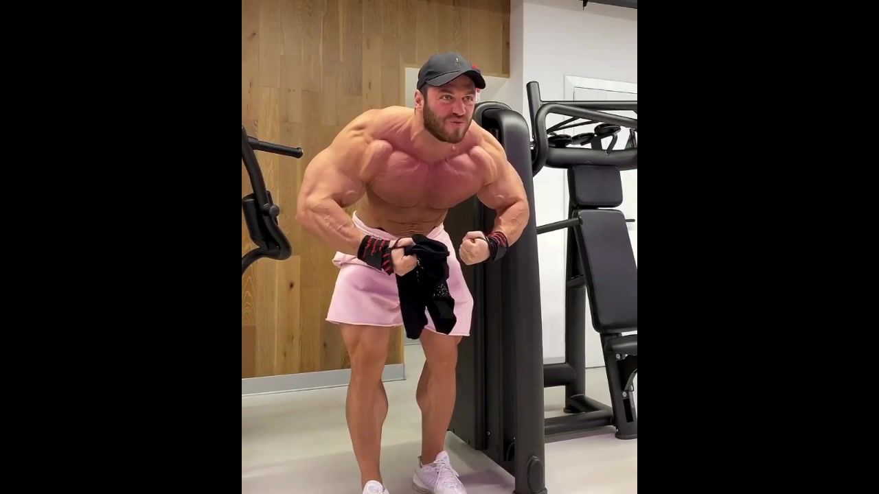 Huge Musclehunk Andrey Skoromnyy
