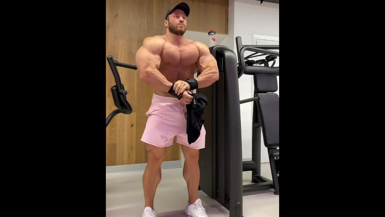 Huge Musclehunk Andrey Skoromnyy2
