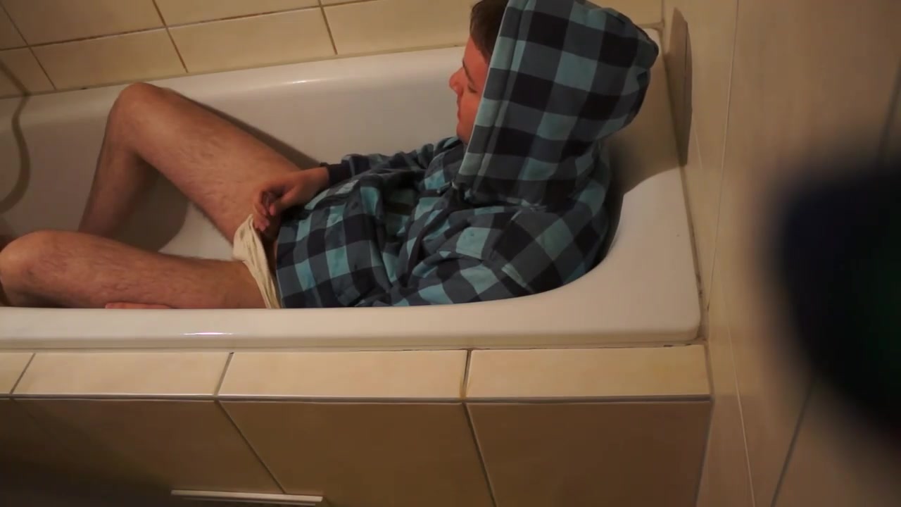 Drinking piss in the tub - video 2