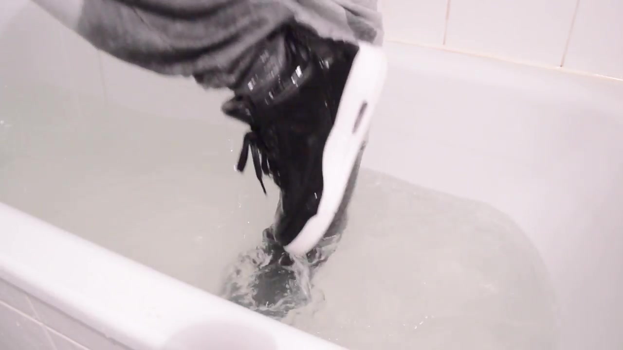 (YouTube) German Lad Soaking His Clothes 2