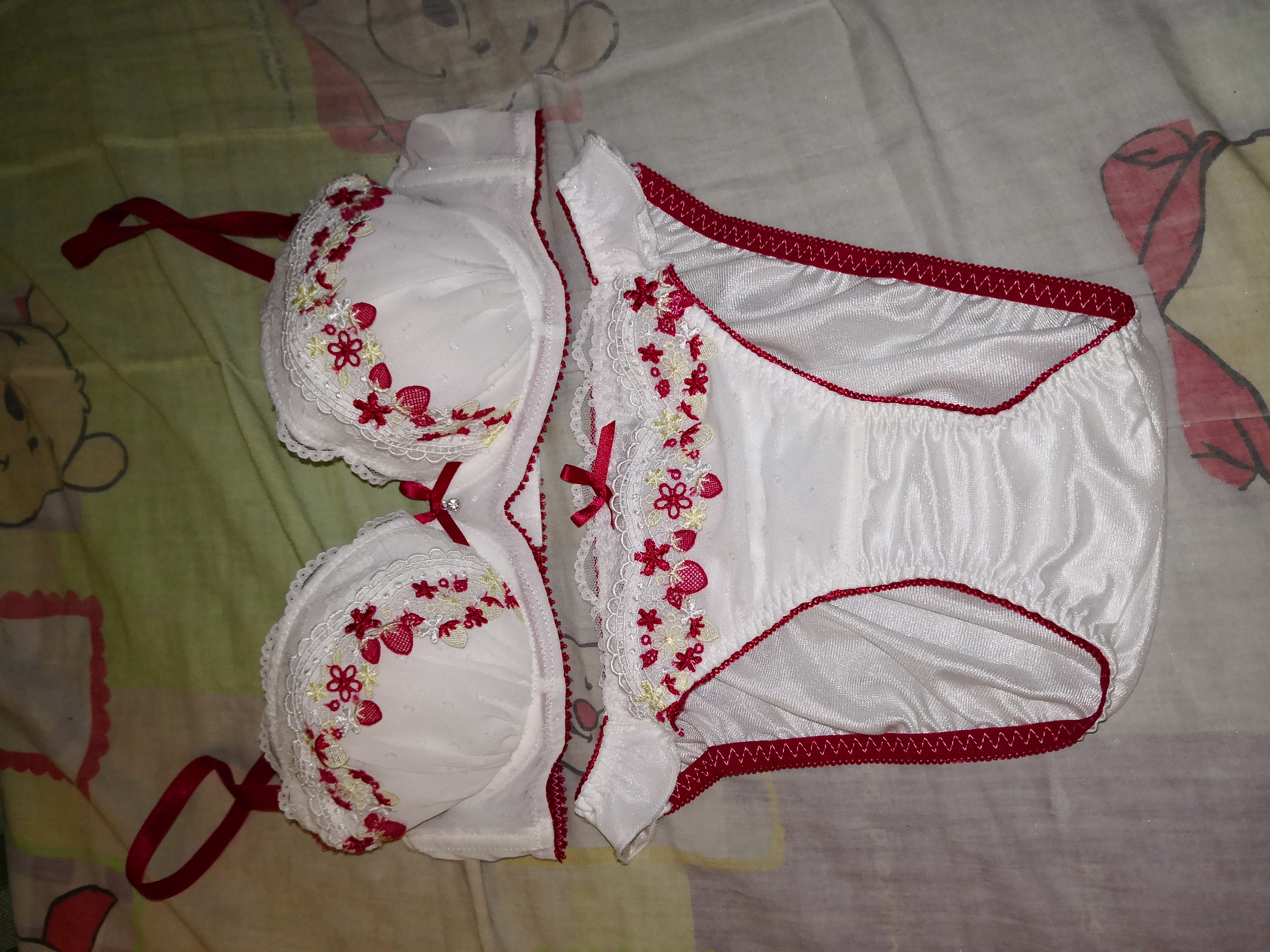 A LOVELY JAPAN WHITE RED STRAWBERRY PANTY WHEN WAS NEW AND CLEANING.