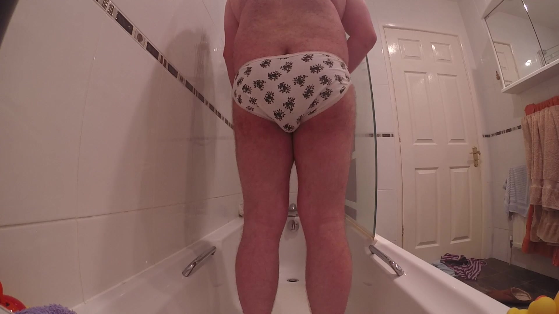 pooping my white panties