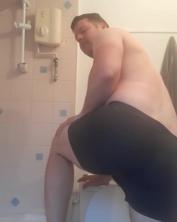 Dude farting - video 165
