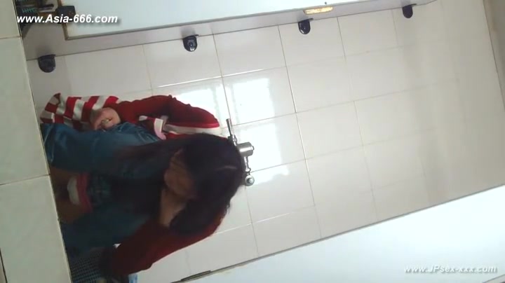 Chinese girls go to toilet 125