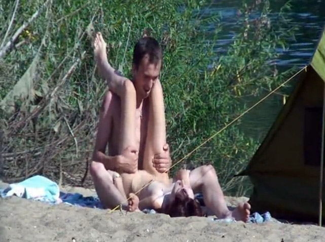 Amateur couple loves to fuck on the beach