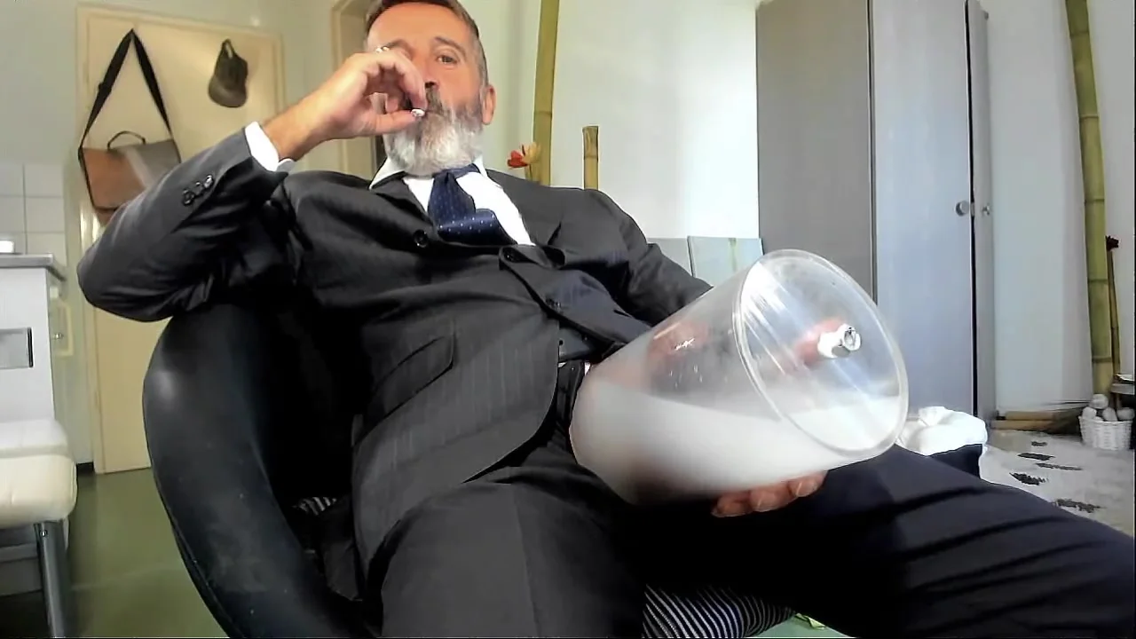 Oink goon monkey: Pumping, smoking pig in full… ThisVid.com