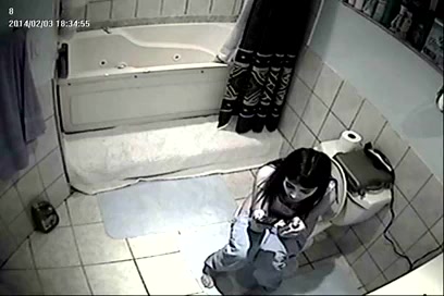 girl  poop toilet - video 2
