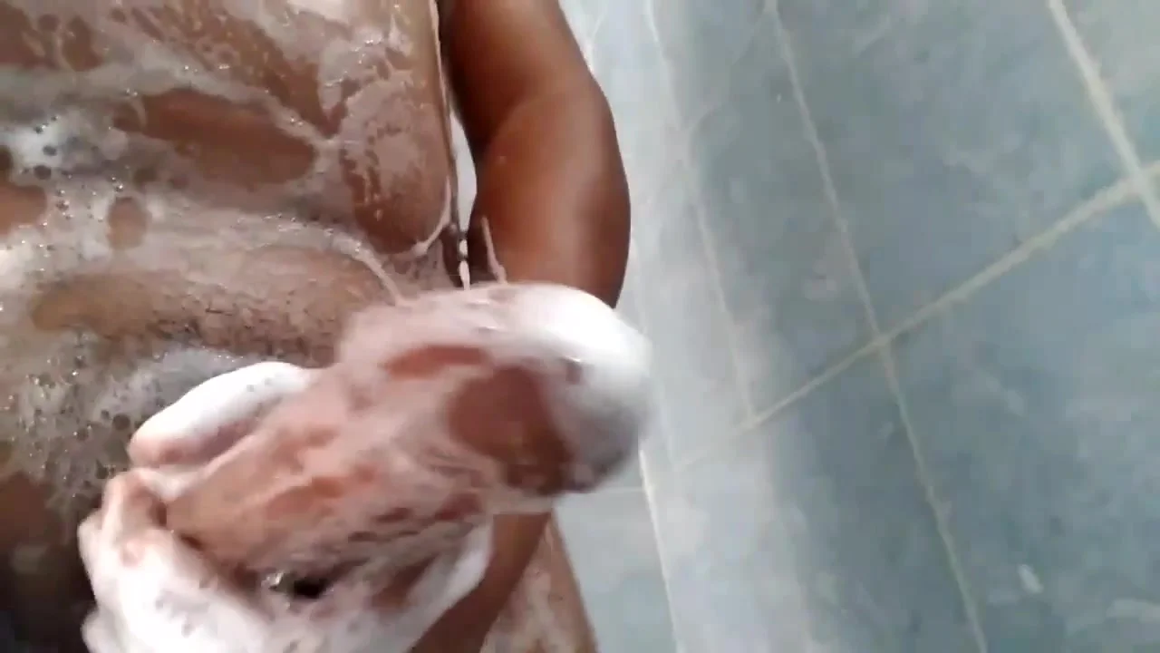 Chacal jalandose la verga en el baño del trabajo - ThisVid.com