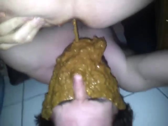 Girlfriend gives to her boy a diarrhea on his face