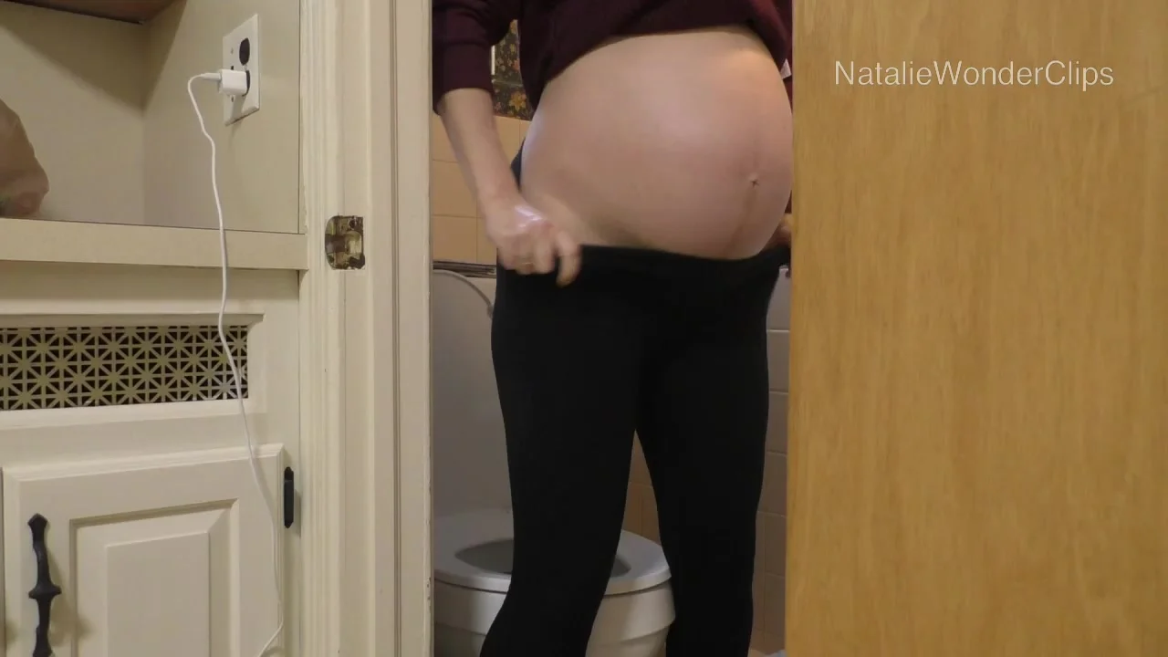 Pregnant Toilet Porn - Preggo taking a dump - ThisVid.com