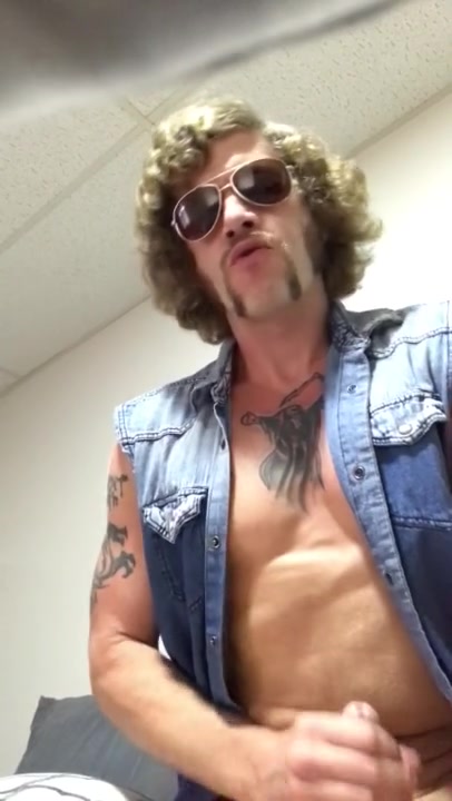 Rocker dude jacks off real nice