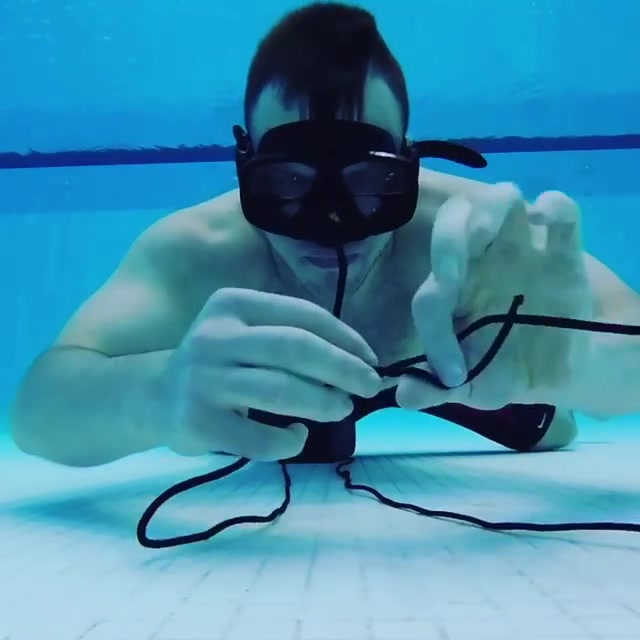 Breatholding cutie knot tying underwater