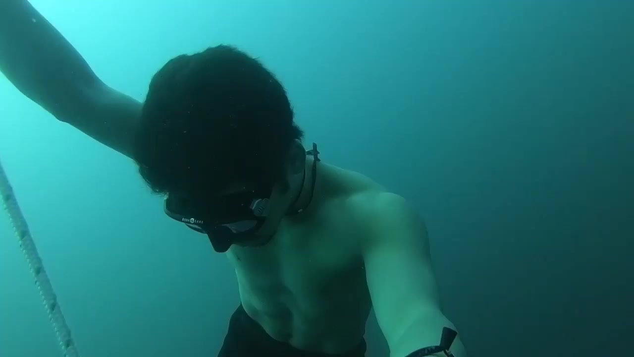Cutie breatholding deep underwater