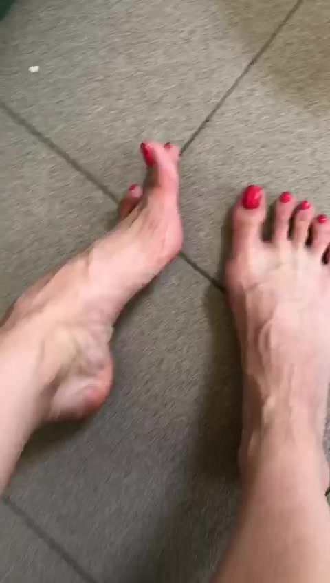 Ukrainian girl big sexy feet and long toes