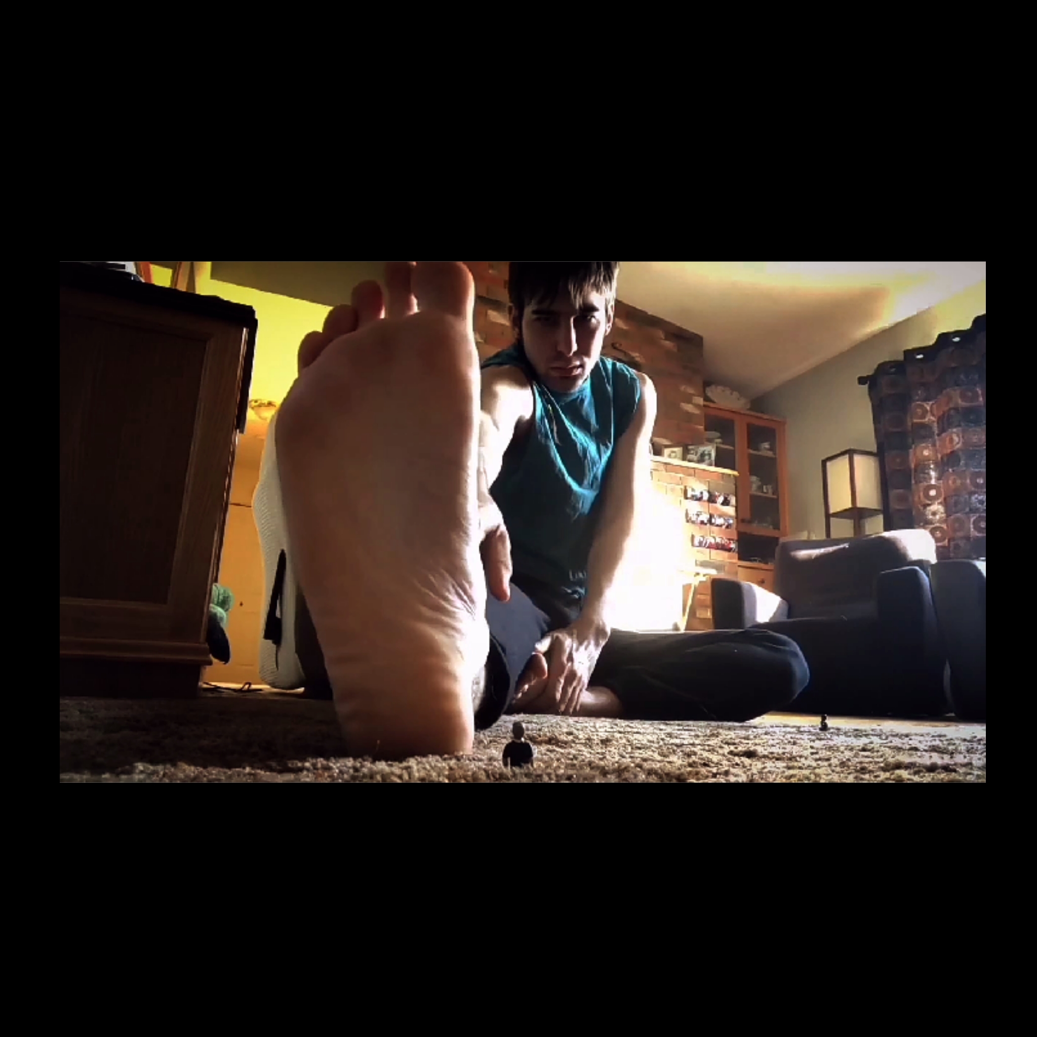 Giant finds tinies at home - Macrophilia, feet and vore