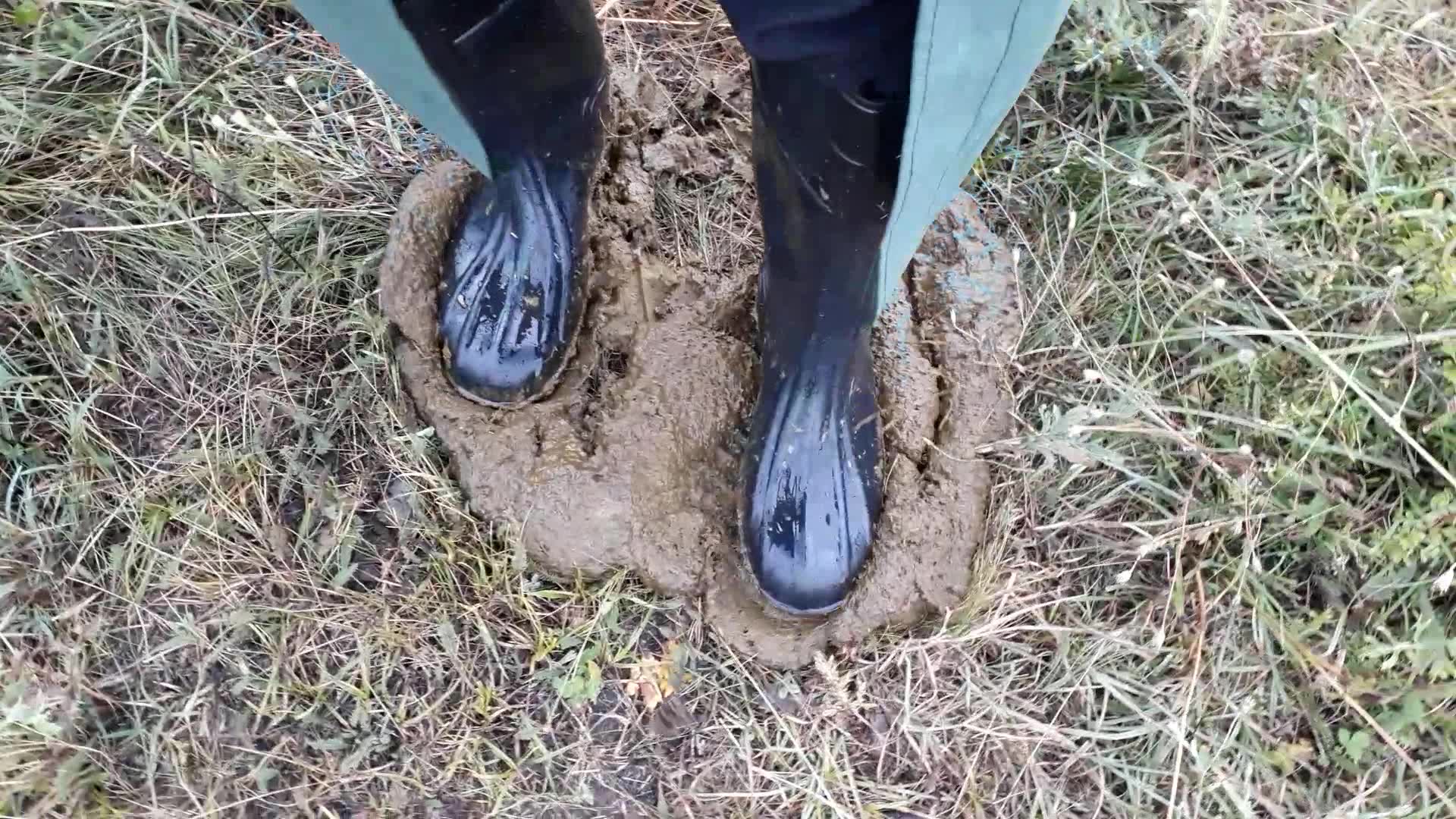 Rubber boots vs cowshit - video 28