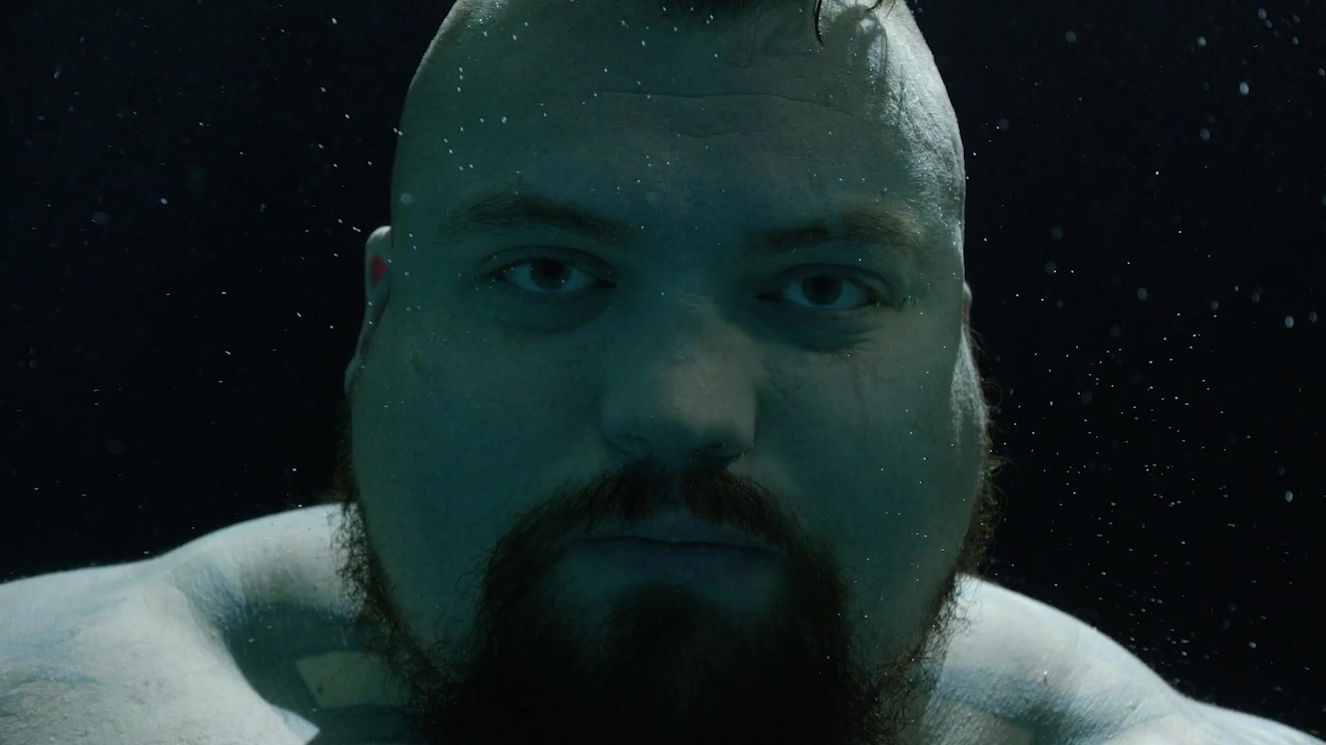 Beefy guy breatholds barefaced underwater