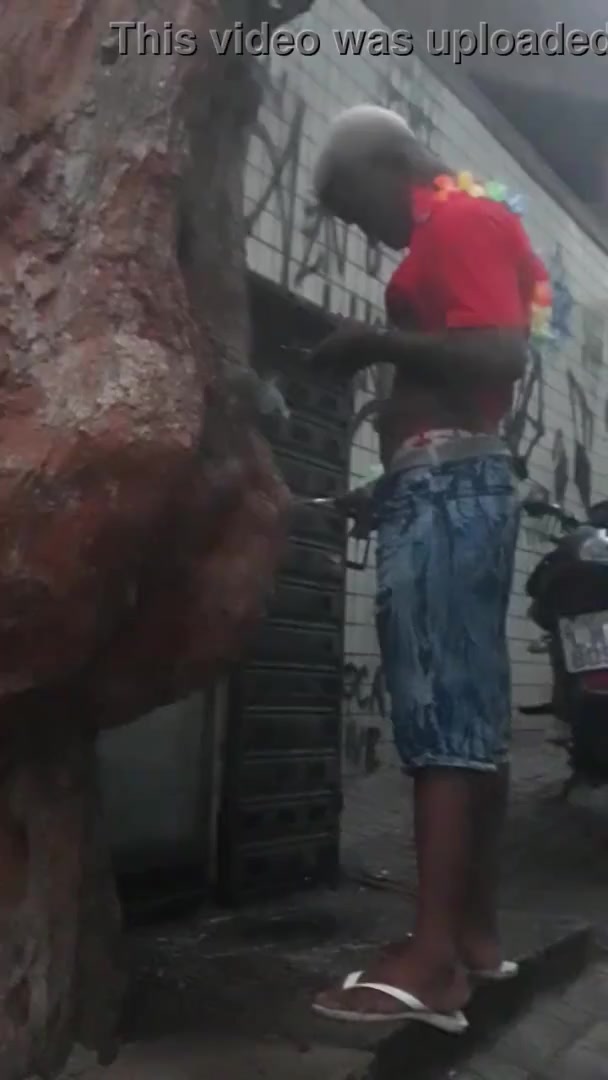 Another brazilian dude caught pissing at Carnaval