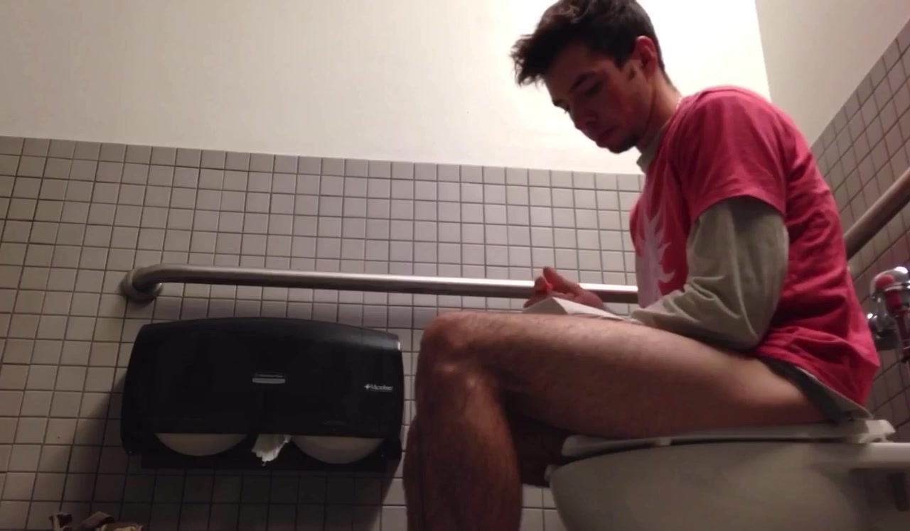 Espiando en el baño